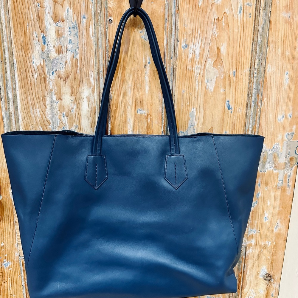Neely & Chloe large tote- navy leather